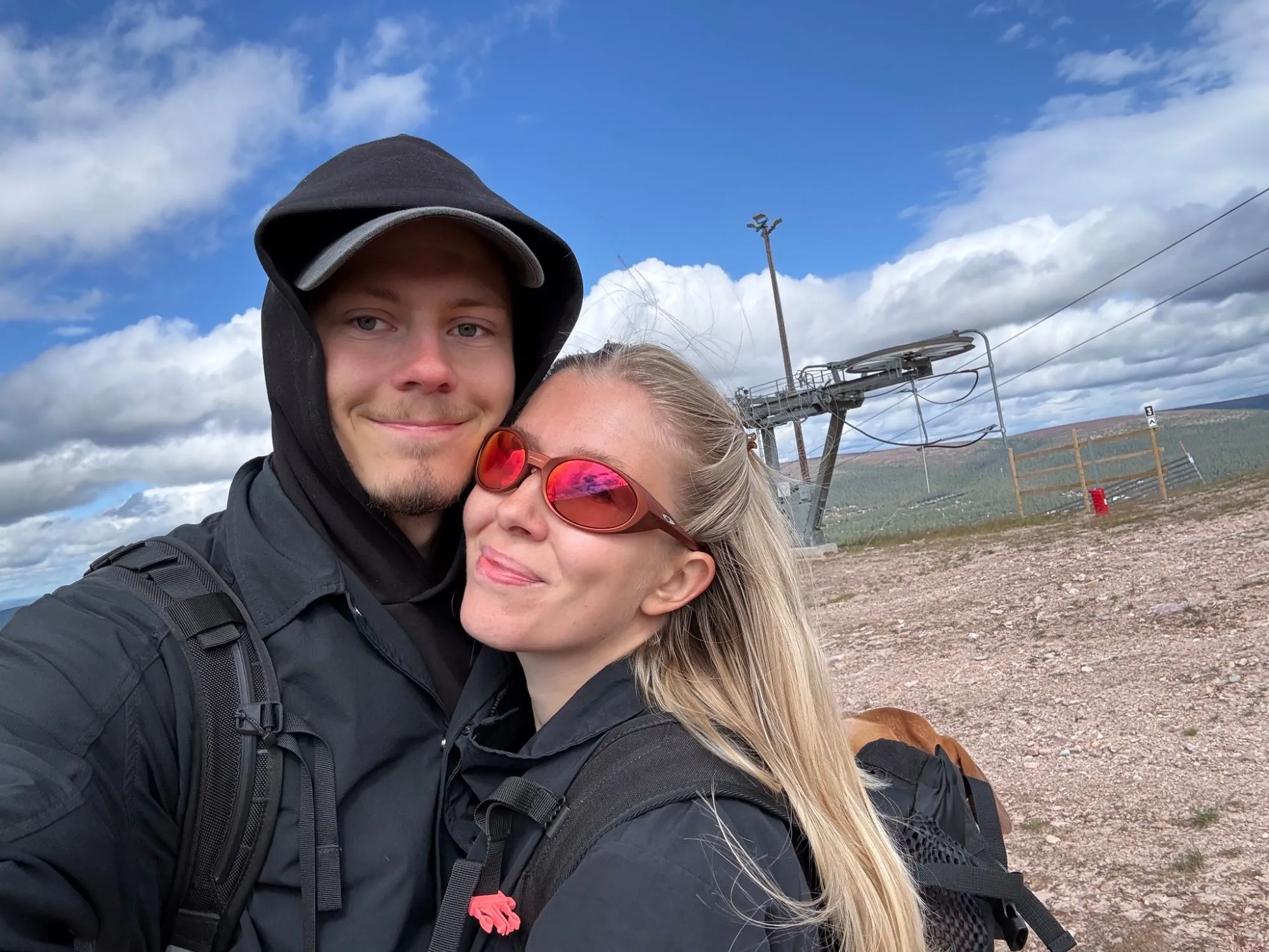 Max och Kajsa på fjället en solig dag