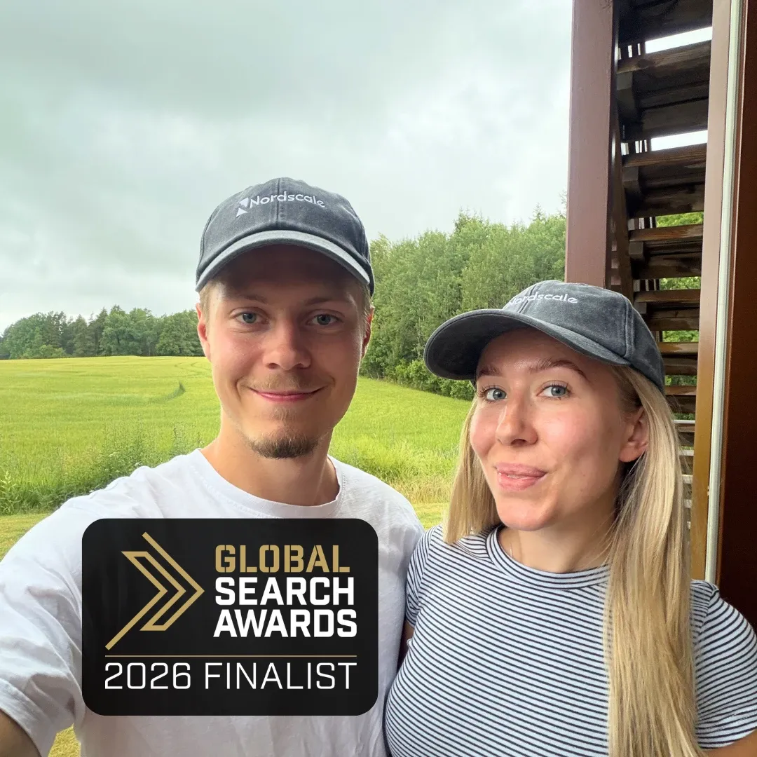 Max och Kajsa i Nordscale-kepsar, med märket Global Search Awards 2026 Finalist