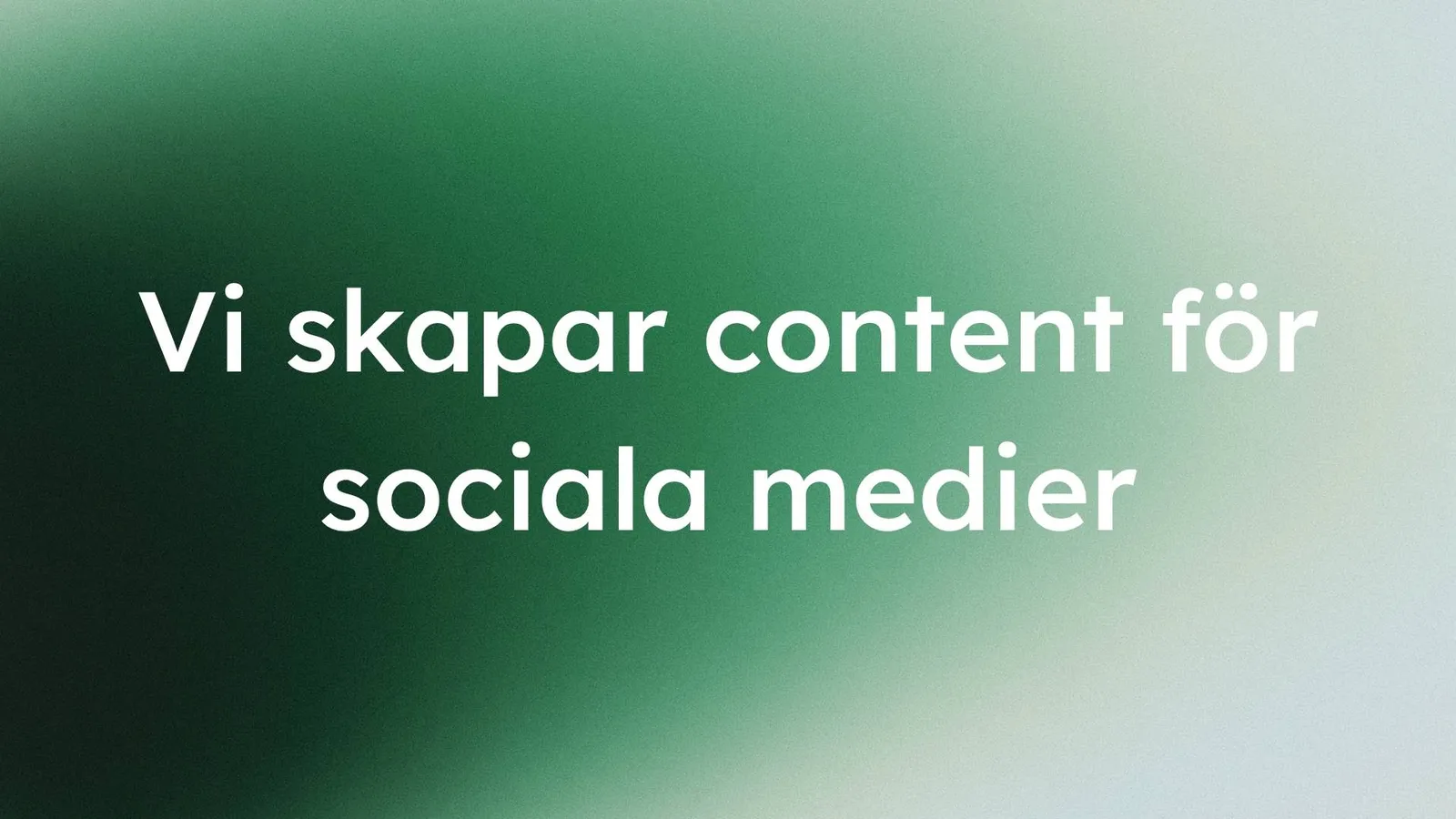 Mjuk grön gradient med texten "Vi skapar content för sociala medier" i vitt