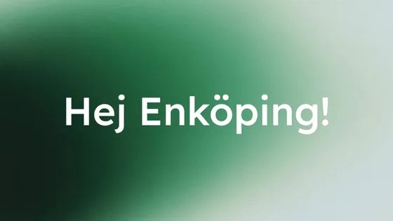 Grön gradientbakgrund med texten "Hej Enköping!" i sotra vita bokstäver